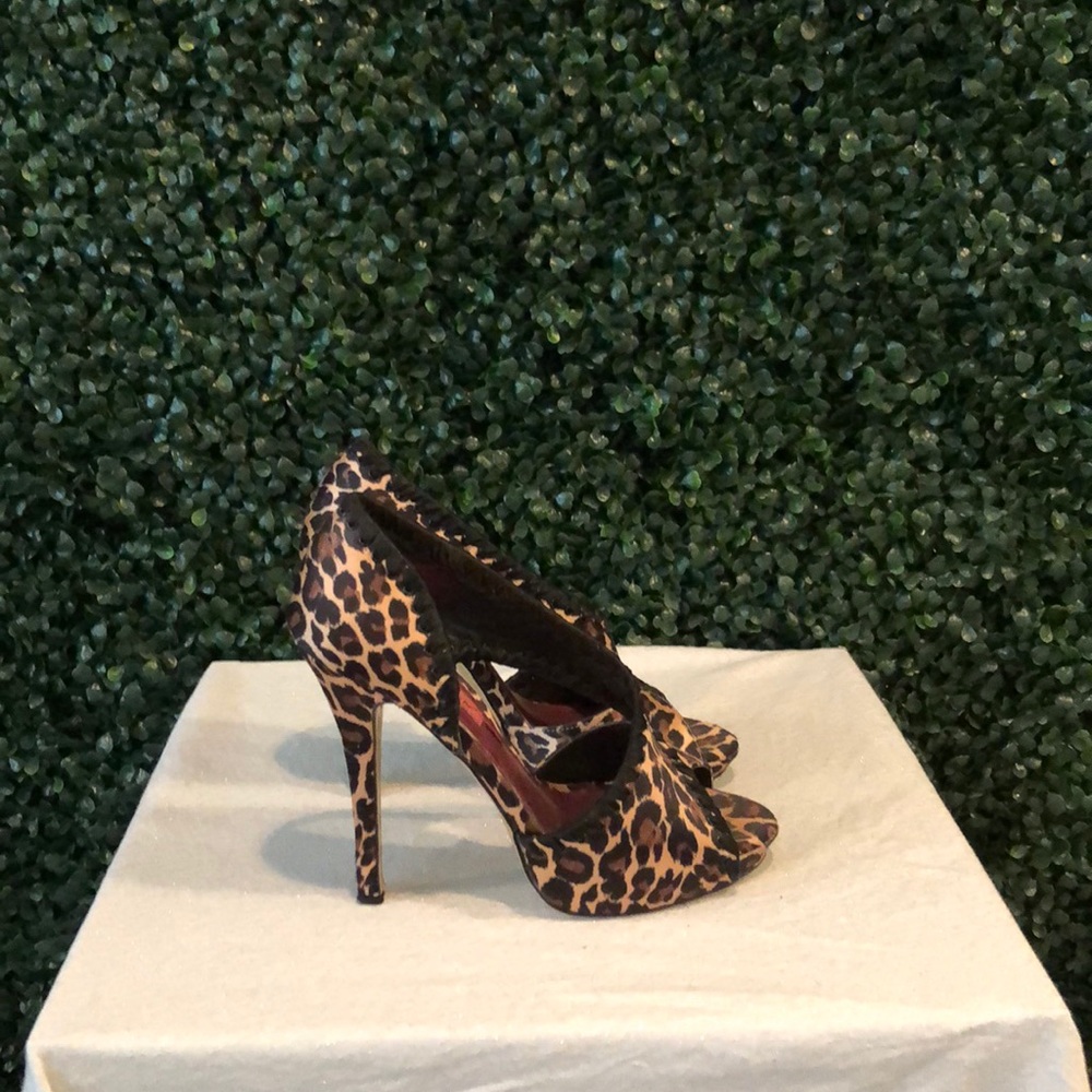 Betsey Johnson Asymmetrical Leopard Pumps (Sz. 7)